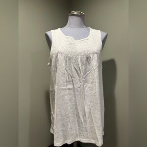 Old Navy Ladies, White, Sleeveless Blouse.  Size Large